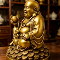 Statue du Bouddha rieur tenant un lingot d'or, figurine du Bouddha Maitreya couleur laiton sur socle en forme de pièce de monnaie, décoration pour la maison, le bureau ou la boutique