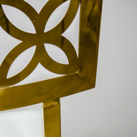 Chaise de salle à manger moderne de luxe en acier inoxydable massif avec dossier en trèfle à quatre feuilles doré et revêtement blanc pour villa et événements