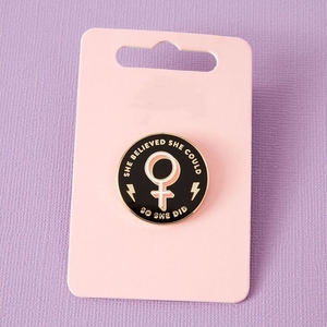 Không có huy hiệu tùy chỉnh tố<span class=keywords><strong>i</strong></span> thiểu silkscreen cứng men phim hoạt hình cô ấy tin rằng cô ấy có thể vì vậy cô ấy đã làm nữ quyền Cô Gá<span class=keywords><strong>i</strong></span> Pin - Product Image 4