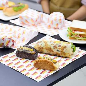 กระดาษห่อเบอร์เกอร์พิมพ์โลโก้ตามสั่ง เกรดอาหาร ป้องกันไขมัน สำหรับขนมปัง เคลือบ PE ด้านเดียว - Product Image 5