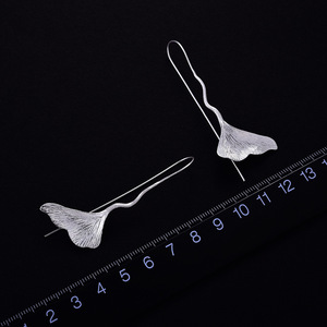 Orecchini pendenti lunghi a forma di foglia di ginkgo per donna, eleganti gioielli per le orecchie ispirati alla natura, versatili e alla moda - Product Image 2