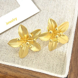 Boucles d'oreilles clous en laiton plaqué or 18 carats sans nickel, motif fleur épanouie exagérée, style bohème, bijoux de luxe pour l'été et les vacances - Product Image 2