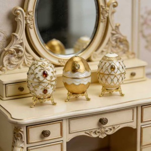 Vente en gros usine : Boîte à bijoux œuf Fabergé en métal plaqué or, ornée de strass colorés, figurine mascotte de Pâques, exquise et élégante - Product Image 6