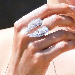 Anello da Donna Stile Coreano a Forma di Ala Aperta, Completamente Incastonato con Pietre Brillanti, Regolabile, Ornamento Glamour per la Mano - Product Image 3