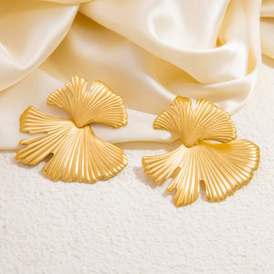 Pendientes con forma de hoja de Ginkgo, joyería de moda chapada en oro de 18 quilates para mujer, pendientes elegantes, accesorio de moda para otoño e invierno - Product Image 3