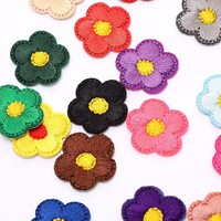 Mini Offre Spéciale transfrontalière petites fleurs brodées ordinateur bricolage autocollants accessoires de vêtements thermocollants tissu adhésif thermofusible