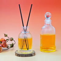 Bouteille diffuseur en verre ronde personnalisable de 100 ml, 200 ml, 500 ml avec motif vertical gravé et bâtonnets, vente en gros
