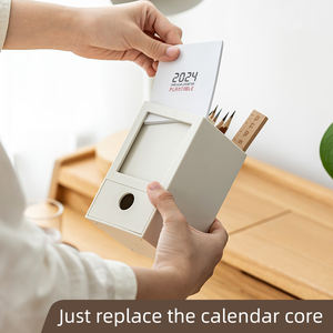 Calendrier de bureau multifonctionnel OEM/ODM avec organisateur de stylos et tiroir de rangement Calendrier de bureau en plastique - Product Image 4