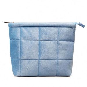 Sac de toilette personnalisé en velours suédé matelassé et rembourré pour femme, idéal pour le maquillage et les voyages - Product Image 1