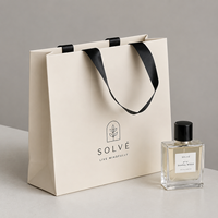 Sacs en papier ondulé de luxe en gros avec poignées, logos CMYK personnalisés, sacs d'emballage haut de gamme blancs pour vêtements, chaussures et cadeaux