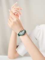 Montre Y2K personnalisée avec logo, bracelet en cuir, montre-bracelet à quartz irrégulière pour femme, montre de mode OEM pour femme, vente en gros, faible MOQ 50 pièces