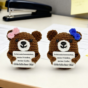 Peluche de dessin animé tricotée à la main, décoration créative pour la maison et le bureau, idéale comme cadeau : Grande pomme de terre beige courbée avec base, motif chapeau de cowboy - Product Image 6