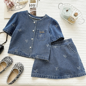 Ensemble d'été 2 pièces pour petite fille 2026 : Chemise à manches courtes en jean bleu avec nœud + Jupe – Tenue décontractée - Product Image 1