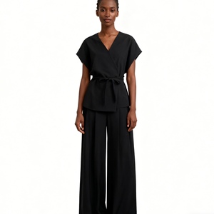 ชุดเซ็ต 2 ชิ้น เสื้อกั๊กแขนกุดติดกระดุมสองแถวและกางเกงพลีทสไตล์ลำลองสำหรับผู้หญิง ดีไซน์หรูหราทันสมัย - Product Image 1