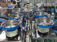 Machine de comptage et d'emballage multi-spécifiques avec bol vibrant pour la production de pochettes mixtes de joints toriques en caoutchouc, de garnitures et de petites vis pour meubles