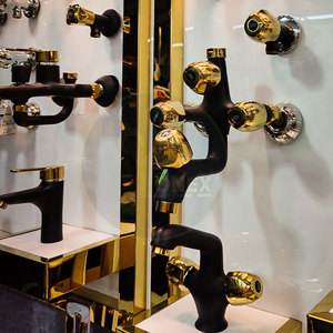 ชุดอุปกรณ์อาบน้ำทองเหลืองขัดเงา Capri ฝักบัวเรนชาวเวอร์แบบติดเพดาน พร้อมฝักบัวมือแบบก้านคงที่ 90 องศา ระบบควบคุมอัจฉริยะ ดีไซน์พรีเมียมสำหรับโรงแรม - Product Image 3