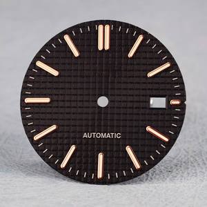 Cadran modifié avec des rayures argentées et un effet lumineux vert, accessoire de montre. Cadran NH35. 31,8 mm de diamètre. Fabriqué en acier inoxydable - Product Image 3