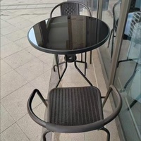 Ensemble de meubles de jardin pour balcon extérieur avec parasol de loisirs, table et chaises pliantes, ensemble trois pièces, design minimaliste moderne
