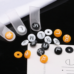 Étiquettes de taille en plastique personnalisables avec lettres en nylon gaufrées pour vêtements, chaussures, sacs - Product Image 5