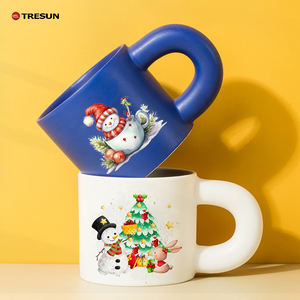 Tazas de café coreanas coloridas y bonitas con diseño navideño y logotipo personalizado, taza de té de porcelana para latte, cacao, leche y té con asa redonda y gruesa. - Product Image 1