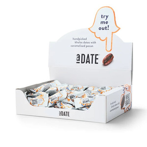 Boîte de présentation de table pliable personnalisée en carton ondulé E-flute avec en-tête pop-up pour l'emballage de dattes de snack-bars - Product Image 1