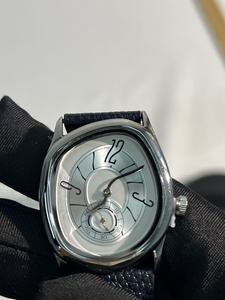 Reloj de cuarzo de lujo con esfera irregular de diseño novedoso, ideal para uso diario casual y de estilo clásico. - Product Image 2