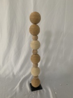 Installation artistique en macramé sur pied, sphère en macramé, sculpture au sol, décoration murale pour maison de créateur et espace de galerie d'art