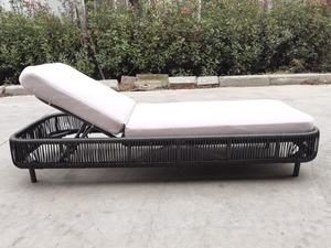 Tumbona Moderna de Ratán con Cojín de Espuma Viscoelástica, Respaldo Ajustable, Muebles de Patio para Exteriores, Diseño Contemporáneo, Patas Cónicas - Product Image 3