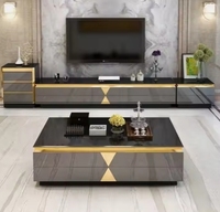 Meuble TV et table basse avec dessus en marbre au design moderne doré pour le salon