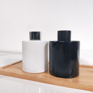 Juego de Difusores de Aromaterapia Personalizados de 5 oz (150 ml), Redondos, Negros y Blancos, con Botella de Vidrio para Aceites Esenciales y Aromas - Product Image 3