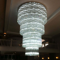 Lustre en cristal cylindrique violet sur plusieurs niveaux, de luxe et sur mesure, pour la décoration de hall d'hôtel et de plafonds hauts