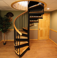 Escalier en colimaçon moderne en acier avec main courante en fil d'acier, structure sûre et durable pour appartement intérieur