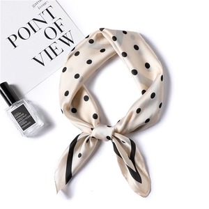 Bandana carré en soie de 70 cm à pois, personnalisé, prix d'usine, pour femmes, sport, cou, tête, foulard pour cheveux, logo, printemps - Product Image 3