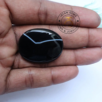 Lot en gros de cabochons en agate noire rayée, vendus au poids, de différentes formes et tailles, utilisés pour la fabrication de bijoux.