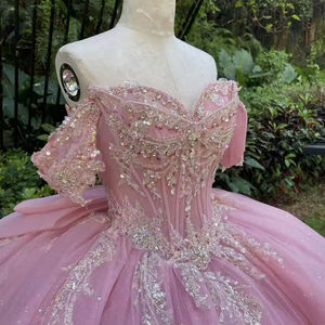 Vestido de Noche Rosa Estilo Royal para Quinceañera de Organza Antiestática Tipo Vestido de Gala con Encaje Cuentas Cristal y Apliques Hasta el Suelo con Cola Capilla y Talle Natural - Product Image 4