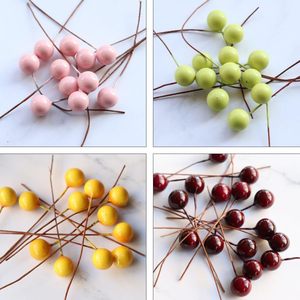 Vente en gros de tiges de baies artificielles rouges de Noël, baies de houx en mousse de 10 mm, brindilles pour couronnes métalliques, en vrac pour fêtes de Noël - Product Image 2