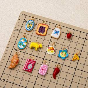 תליוני תכשיט בצורת קרואסון מצופים זהב נחושת, מצוירים ביד באמייל, בעיצוב אישי של מאנה - Product Image 2