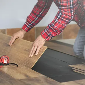 防滑Uniclick硬质乙烯基木板防滑木质外观层压塑料SPC地板，用于家庭室内装饰