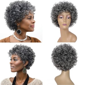 Perruque courte bouclée sans lacet, 100 % cheveux humains véritables, fabriquée à la machine, en gris clair, gris grand-mère - Product Image 1