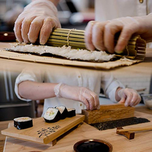 Kit de fabrication de sushis en bambou pour débutants Kit de rouleau à <span class=keywords><strong>sushi</strong></span> 15 pièces Tapis à <span class=keywords><strong>sushi</strong></span> en bambou massif et fleur de cerisier gravée pour la cuisine - Product Image 2