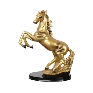 Statua di cavallo d'oro in piedi in resina personalizzata, figurina di cavallo in resina di scultura di squisita fattura per la decorazione del tavolo