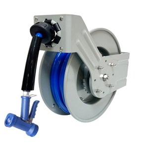 Carrete de manguera retráctil de acero abierto, moderno, montado en pared, para equipos comerciales de catering, con pulverizador extraíble y rebobinado automático por resorte - Product Image 1