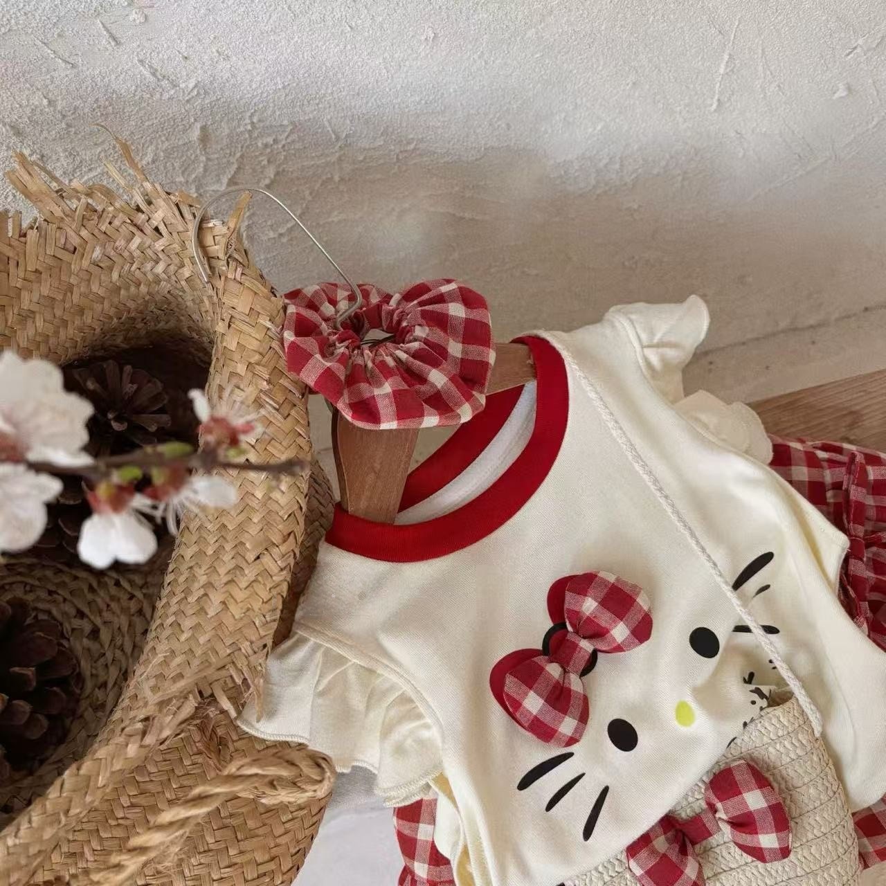 Cartoon white top [single item] comes with a free bag