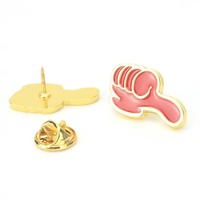 Großhandel Metall-Cartoon-Pins: Niedliche Daumen-hoch-Form-Abzeichen, Souvenir-Broschen aus Goldlegierung mit Emaille für Firmen-Jahresendbelohnungen – auf Lager