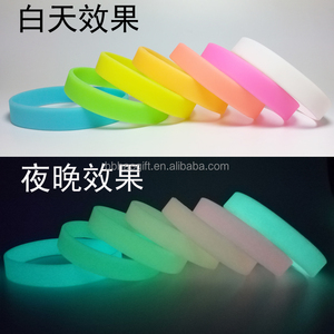 <span class=keywords><strong>Bracelet</strong></span> en silicone imprimé personnalisé qui brille dans le noir, <span class=keywords><strong>bracelet</strong></span> en <span class=keywords><strong>caoutchouc</strong></span> <span class=keywords><strong>pour</strong></span> la promotion - Product Image 3