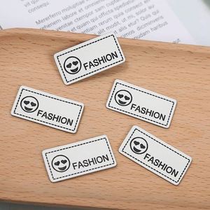 Étiquettes en cuir PU personnalisées avec logo en relief, à thermocoller, pour vêtements, vente en gros - Product Image 2