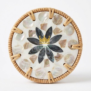 Sous-verres en rotin incrustés de coquillages faits à la main au Vietnam, sous-verres ronds pour tasses à café, décoration de table écologique, prix abordable - Product Image 1