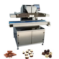 Machine automatique YUCHO pour la fabrication et le remplissage de chocolats, avec noix fourrées au centre