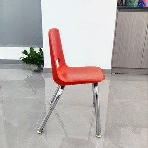 Chaise en plastique pour enfants, rouge, 29x29x60 cm, dossier solide, empilable, design minimaliste pour enfants - Product Image 4