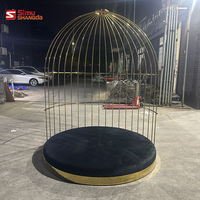 Chaise à bascule de conception moderne d'usine, mobilier de hall d'hôtel, chaise en cage à oiseaux dorée